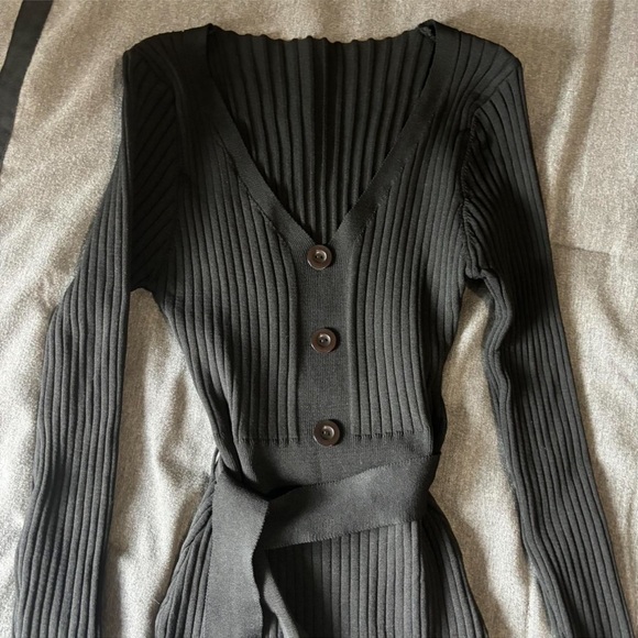 DRESSES - Picture 3 of 4